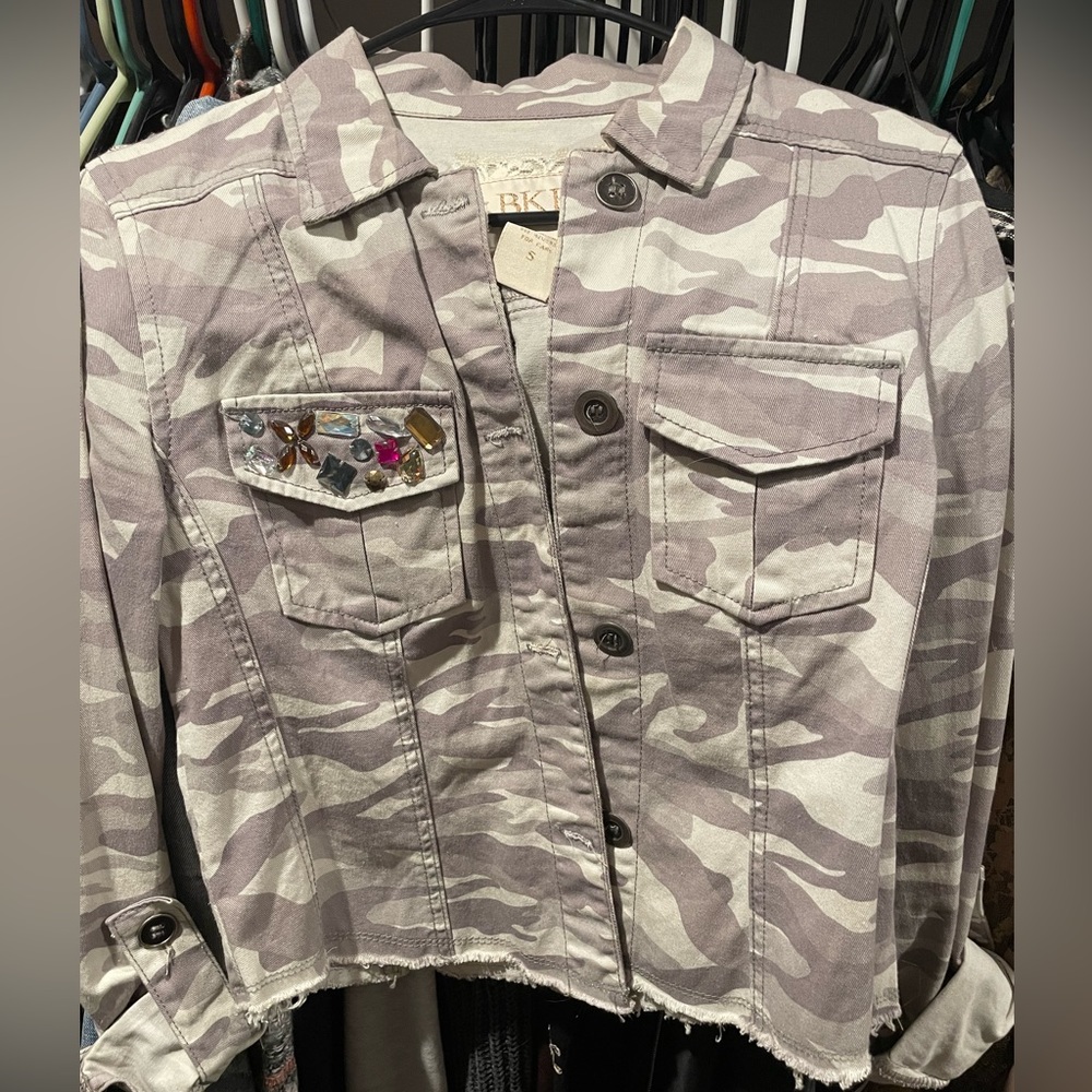 BKE by buckle gray cami denim jacket with accented chest pocket